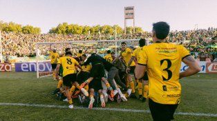 El festejo de los jugadores de Aldosivi.
