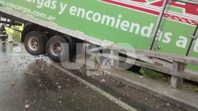 Un camionero perdió el control y volcó en la ruta nacional 11 a la altura de Reconquista