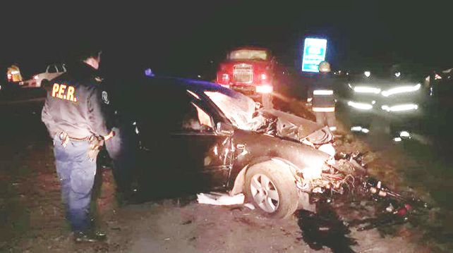 Son dos los fallecidos al chocar un auto contra una maquina vial en la banquina de ruta 18