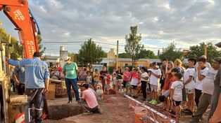 En el pequeño poblado la noticia del hallazgo de un gliptodonte conmovió a toda la población, que se acercó para conocer los detalles y ayudar en las tareas de rescate. (Fotos gentileza Comuna Las Petacas, Andrea Marchisio y Elisa Oitana).