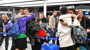 Abrazos y emoción. La llegada de los alumnos al país desde Israel. Crédito: Télam