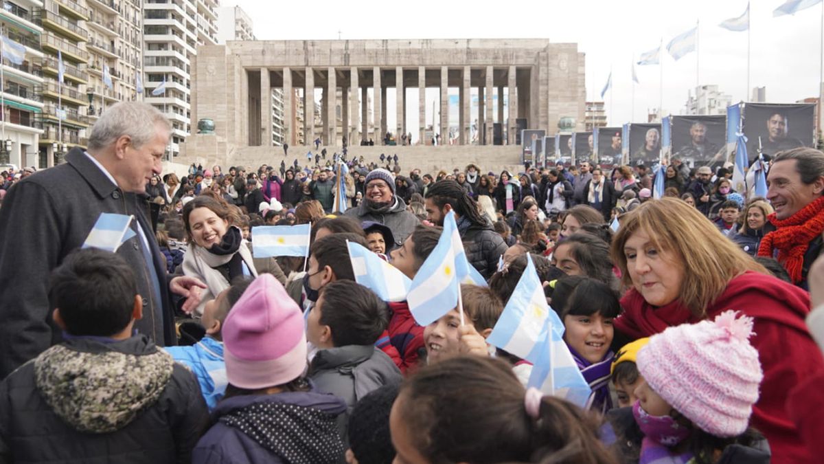 Emotiva promesa de lealtad a la bandera de los alumnos de 4º grado en ...