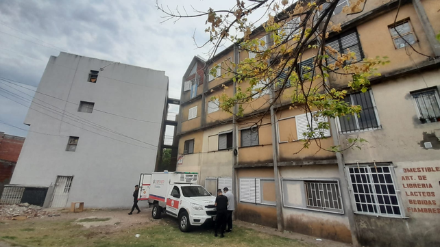 Personal del Sies se prepara para el traslado del cuerpo de la víctima. El incendio se declaró en la madrugada de este miércoles.&nbsp;
