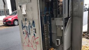 Muchos gabinetes de teléfono fueron quedando vacíos y en desuso, y fueron vandalizados. Hoy se junta basura y son un estorbo innecesario para el transeúnte.