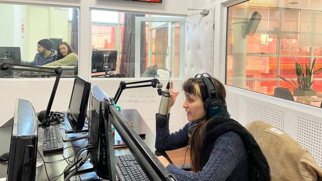 Laura Mollnar al micrófono