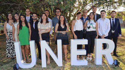 Flamantes egresados. Los jóvenes bioingenieros recibieron su reconocimiento en una ceremonia que se realizó en la Facultad de Ingeniería de la Universidad Nacional de Entre Ríos, ubicada en la ciudad de Oro Verde.