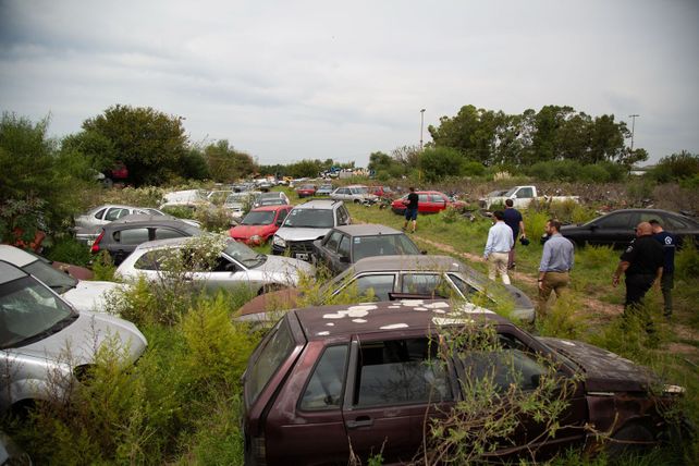 Trabajan en el retiro de vehículos abandonados en comisarías de la ciudad: hay dependencias con más de 20 autos y 100 motos Trabajan en el retiro de vehículos abandonados en comisarías de la ciudad: hay dependencias con más de 20 autos y 100 motos