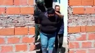 Dia D. 13 de diciembre de 2021, efectivos de la Agencia de Investigación Criminal (AIC) se llevan detenida a una de las hermanas de Brandon Bay.