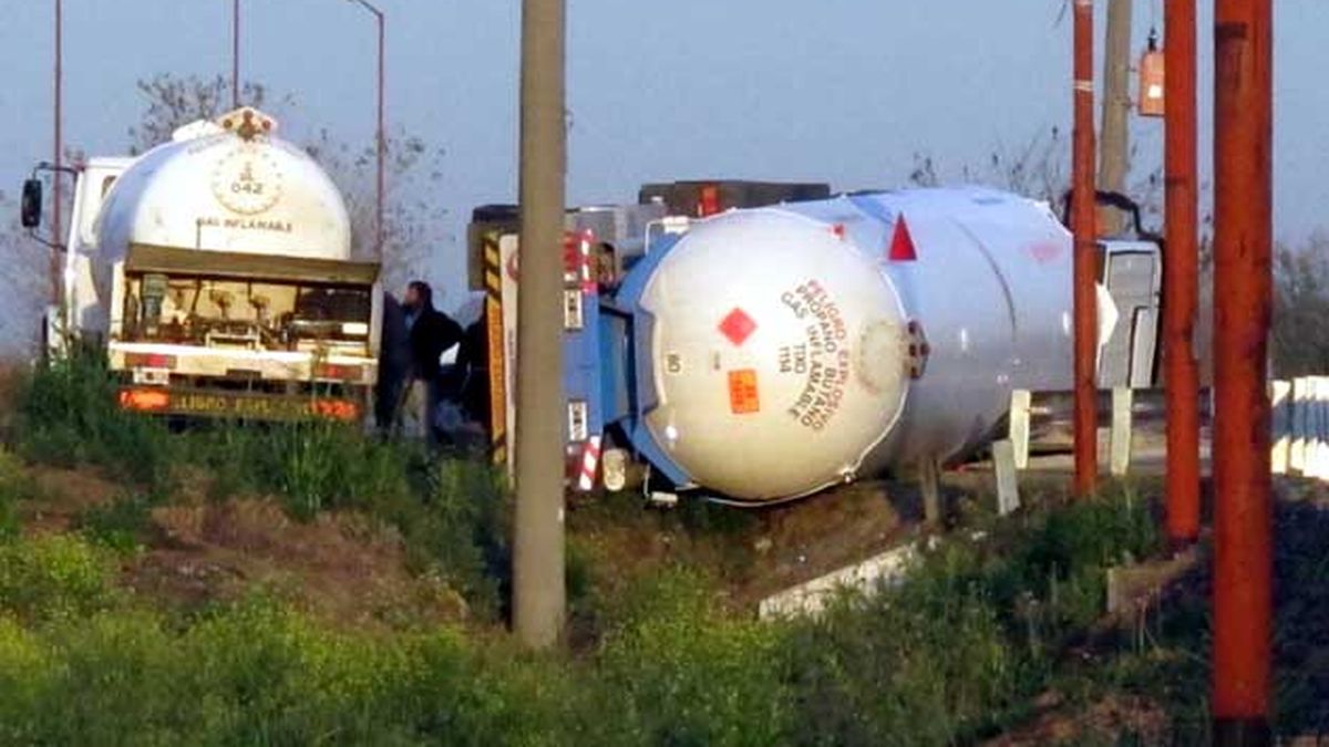 La ruta 33 entre Zavalla y Pérez, cortada por el vuelco de un camión ...