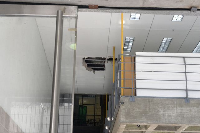Huellas. Los cielorrasos exponen los problemas que atraviesa el nuevo edificio de la Facultad.