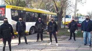 Continúa el paro de colectivos hasta que paguen el 100%