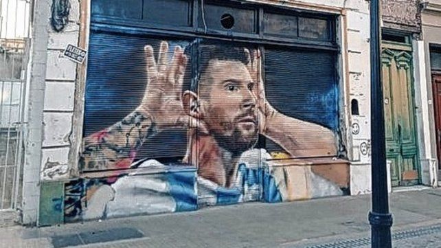 Mural de Messi con el gesto del Topo Gigio en San Telmo