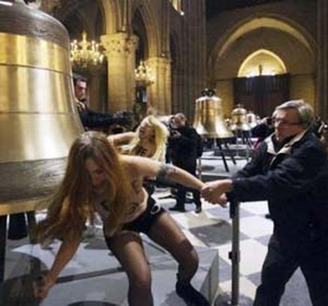 Feministas celebraron la dimisión de Benedicto XVI desnudándose en la iglesia de Notre Dame
