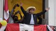 Pedro Castillo saludó a sus seguidores desde la casona de Lima donde instaló su búnker.&nbsp;
