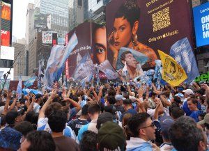 Nueva York se tiñó de celeste y blanco: miles de argentinos coparon Times Square en la previa de la final