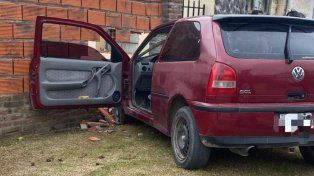 Un auto chocó contra la pared de una vivienda en Diamante