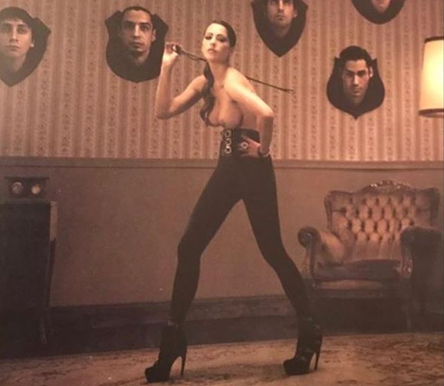 Victoria Vanucci hizo saltar la térmica en las redes con fotos en topless y junto a cadáveres