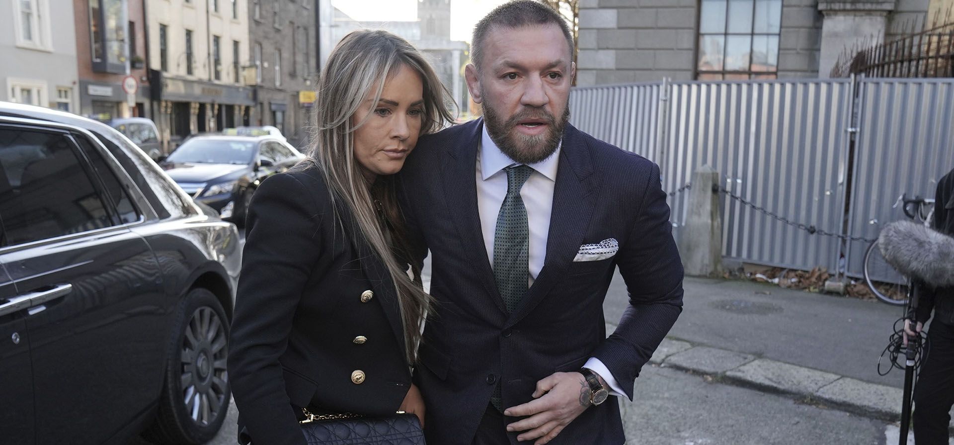 El luchador de artes marciales mixtas Conor McGregor y su compañera Dee Devlin entran al Tribunal Superior en Dublín, Irlanda, donde comparece por un caso de lesiones personales en su contra, el viernes 22 de noviembre de 2024. (Brian Lawless/PA vía AP) El luchador de artes marciales mixtas Conor McGregor y su compañera Dee Devlin entran al Tribunal Superior en Dublín, Irlanda, donde comparece por un caso de lesiones personales en su contra, el viernes 22 de noviembre de 2024. (Brian Lawless/PA vía AP)