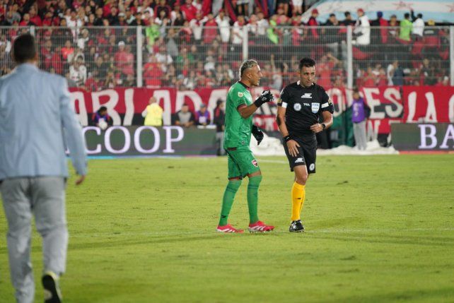 El arquero de Newells Keylor Navas dialoga con el árbitro Lobo Medina.&nbsp; 