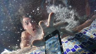 Consejos a tener en cuenta para que la caída del celular al agua no sea una pesadilla