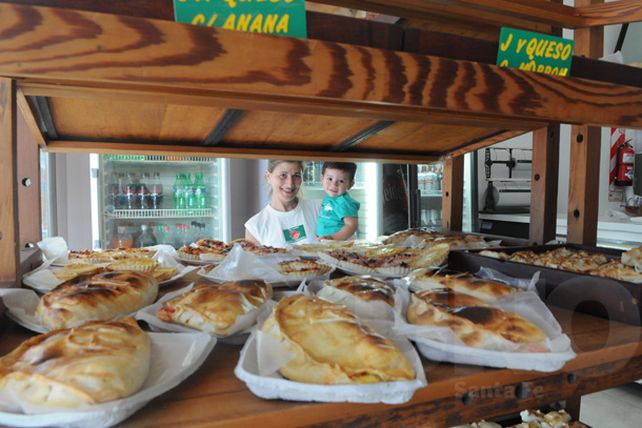 Con un puesto en la ruta, edificó La Casita de las Empanadas