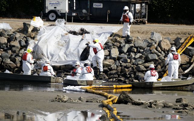 Las cuadrillas continúan limpiando el petróleo en Wetlands Talbert Marsh después de un derrame de petróleo en Huntington Beach, California.