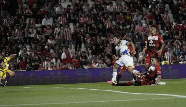 Malcorra define cruzado, con derecha, y marca el gol del empate transitorio de Central ante Instituto.