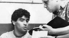 El álbum. Maradona y el periodista de La Capital, en el vestuario de Newells, luego del partido con Vasco da Gama. El álbum. Maradona y el periodista de La Capital, en el vestuario de Newells, luego del partido con Vasco da Gama.