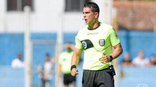 Javier Delbarba iba a estar junto a su hermano Adrián en el choque de triperos y canallas, pero lo mandaron como cuarto árbitro al cotejo entre Deportivo Riestra y Central Córdoba de Santiago del Estero.