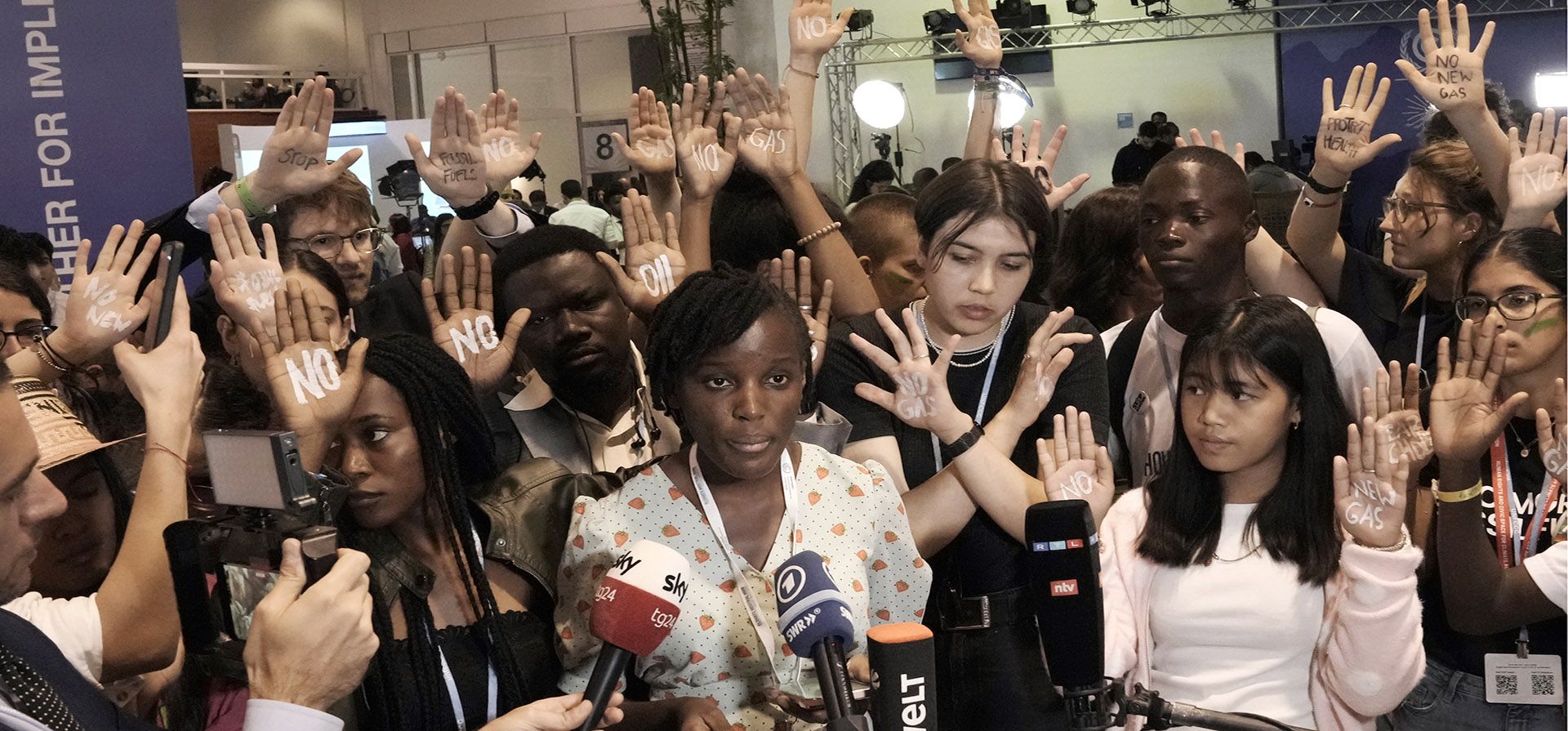 La activista climática Vanessa Nakate, de Uganda, se une a otros miembros de Fridays for Future para protestar contra la política climática de Olaf Scholz de Alemania en la Cumbre Climática COP27 de la ONU, el martes 8 de noviembre de 2022, en Sharm el-Sheikh, Egipto.