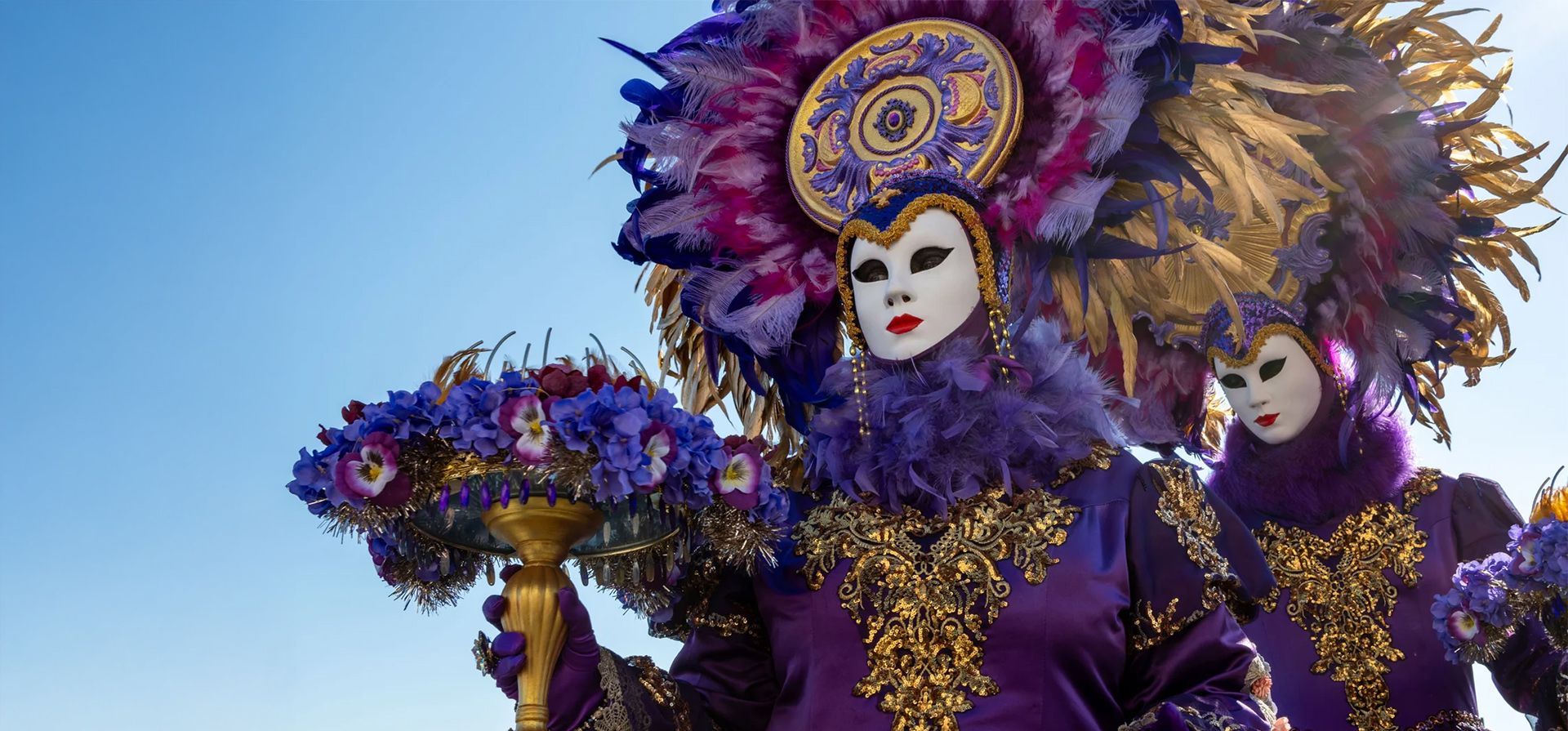 Participantes enmascarados desfilan por las calles en el día de clausura del carnaval de Venecia, Venecia, Italia. Fotografía: Alessio Marini/LiveMedia/Rex/Shutterstock Participantes enmascarados desfilan por las calles en el día de clausura del carnaval de Venecia, Venecia, Italia. Fotografía: Alessio Marini/LiveMedia/Rex/Shutterstock