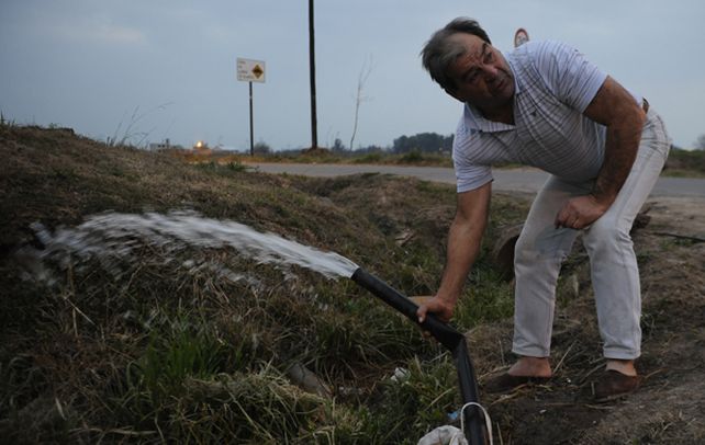 Sin provisión. Hasta ahora, los habitantes de cinco barrios de la zona oeste de la ciudad se las arreglan como pueden para obtener agua potable.