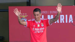 Ángel Di María saluda a la multitud de hinchas de Benfica que colmaron el estadio para darle la bienvenida.