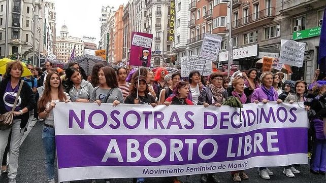 España aprobó una ley que amplía el derecho al aborto