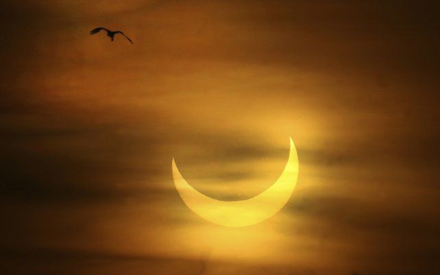 Un eclipse anular se pudo ver al amanecer sobre el puerto de Plymouth, Massachusetts.