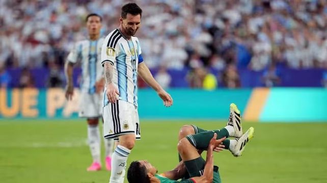 Messi se acerca al defensor Aissa Mandi después de la jugada en la que Argelia reclamó un planchazo del futbolista argentino.&nbsp;