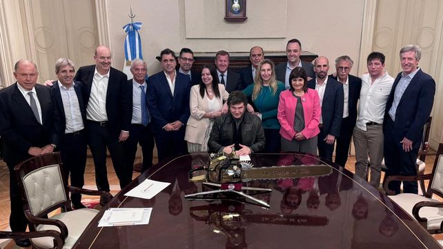 El presidente Javier Milei se fotografió junto a parte de su gabinete con una motosierra