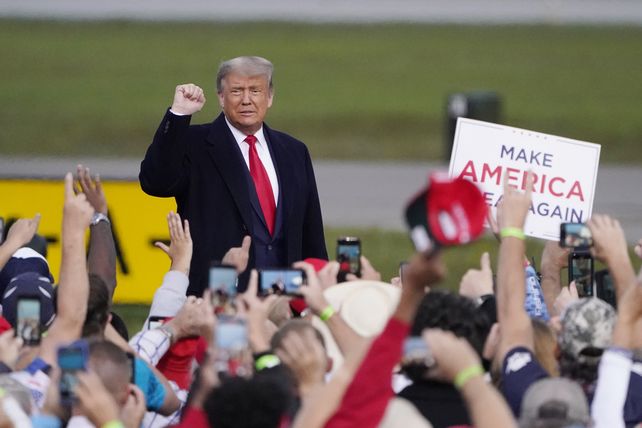 Trump durante uno de sus actos de campaña sin barbijo.&nbsp;