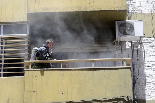 Rosario: vecinos atrapados en un edificio donde se desató un incendio en el hall