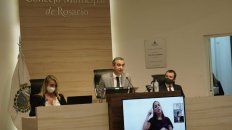 El intendente Pablo Javkin, ayer, flanqueado por la presidenta del Concejo, María Eugenia Schmuck, y el vicepresidente, Roy López Molina. El intendente Pablo Javkin, ayer, flanqueado por la presidenta del Concejo, María Eugenia Schmuck, y el vicepresidente, Roy López Molina.