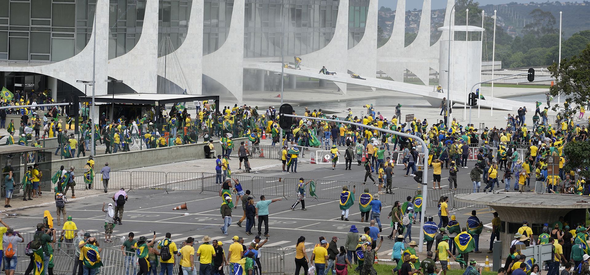 Simpatizantes del expresidente brasileño Jair Bolsonaro, yacían en la rampa del Palacio del Planalto durante los enfrentamientos con la policía mientras los manifestantes irrumpen en el lugar de trabajo oficial del presidente en Brasilia, Brasil, el domingo 8 de enero de 2023. (Foto AP/Eraldo Peres)