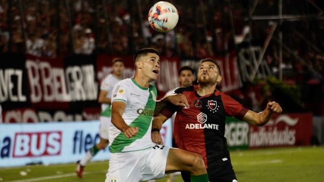 Quinteros va arriba ante Julián Fernández.