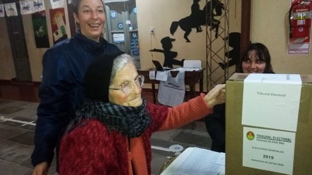 Abuela centenaria de Aldea Salto cumplió con su deber cívico