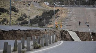 Comodoro Rivadavia. El cerro Chenque se desmoronó este miércoles sobre la ruta 3, que quedó cortada en el acceso norte a la ciudad petrolera.