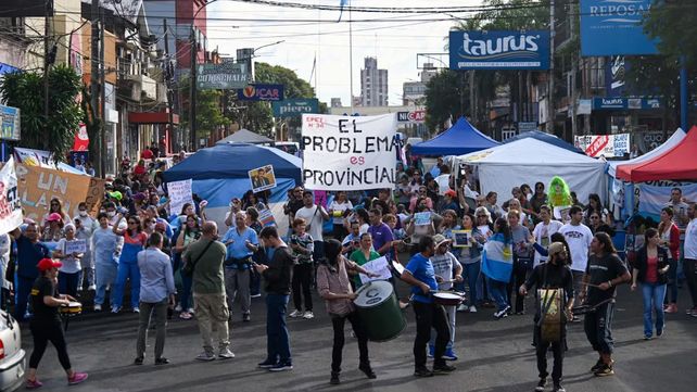 Docentes y policías reclamaron mejoras salariales en Misiones durante 12 días