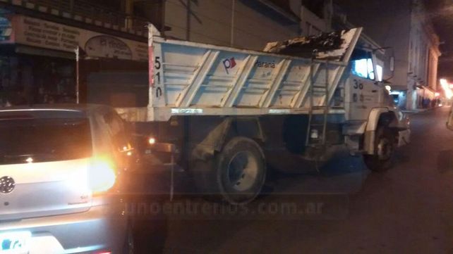 Un camión de la Municipalidad chocó un auto en el centro de Paraná