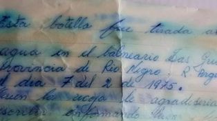 Encontró una carta lanzada al mar hace 44 años y cumplió lo que pedía