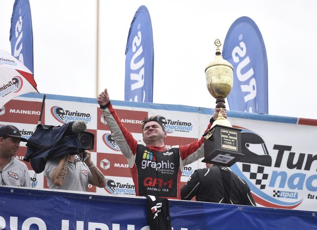 En la última gritó campeón. Alejandro Bucci se coronó en el Fangio y colgó el casco. Un emotivo festejo en el podio del 2017.