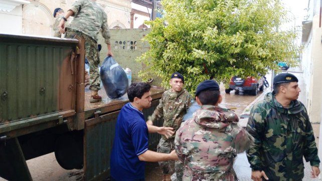 Las ciudades de Gualeguay y Gualeguaychú continúan con la asistencia a los evacuados a causa de la inundación. Se advirtió por el alerta de tormentas