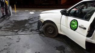 Un auto se quedó sin frenos y chocó contra una estación de servicio